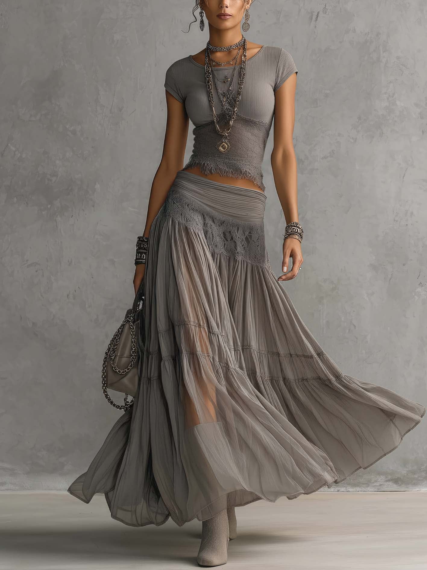 Conjunto de Top de Encaje Gris y Falda Maxi Plisada