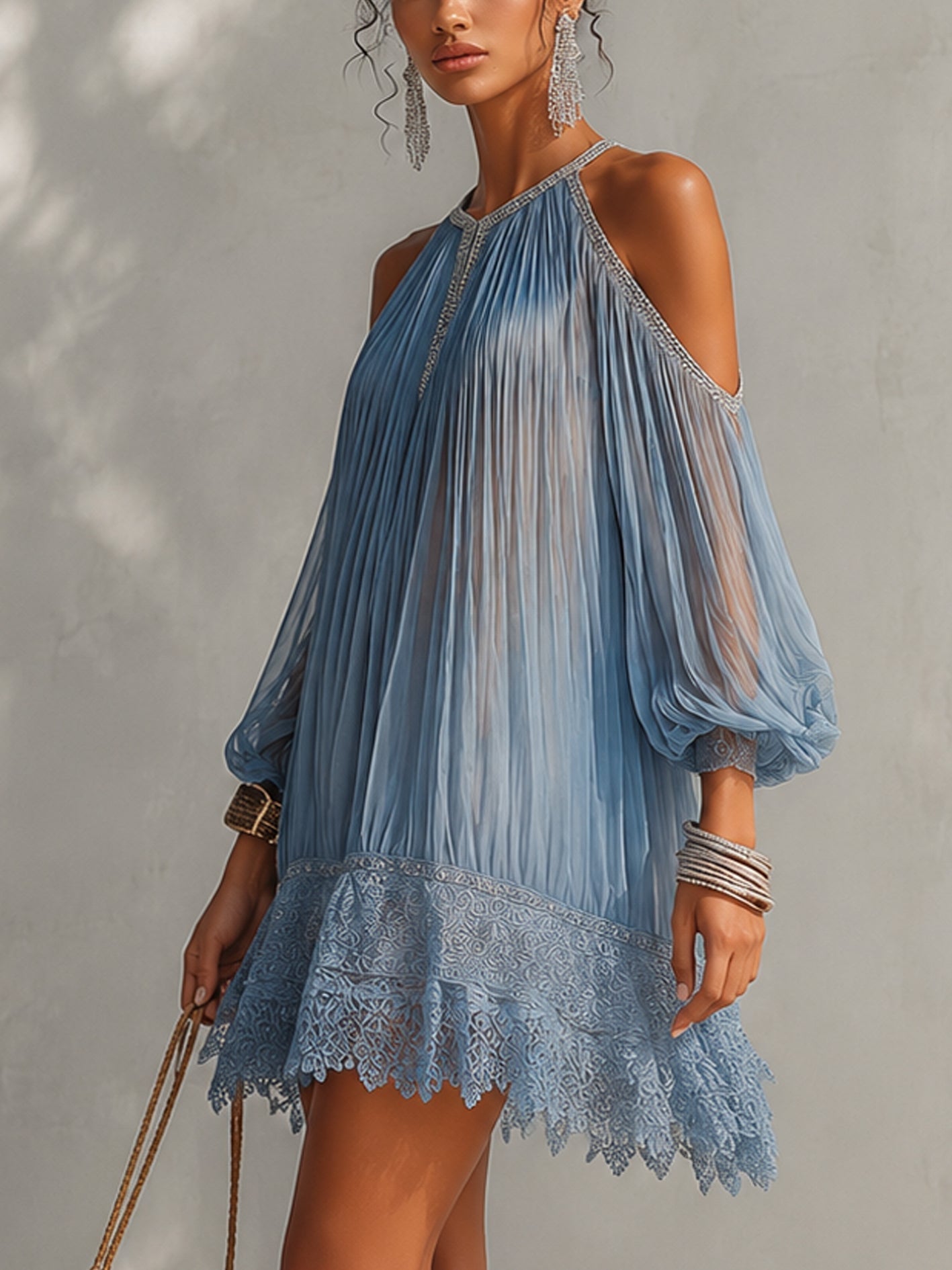 Celeste | Mini vestido azul con hombros descubiertos, fruncido y dobladillo de encaje