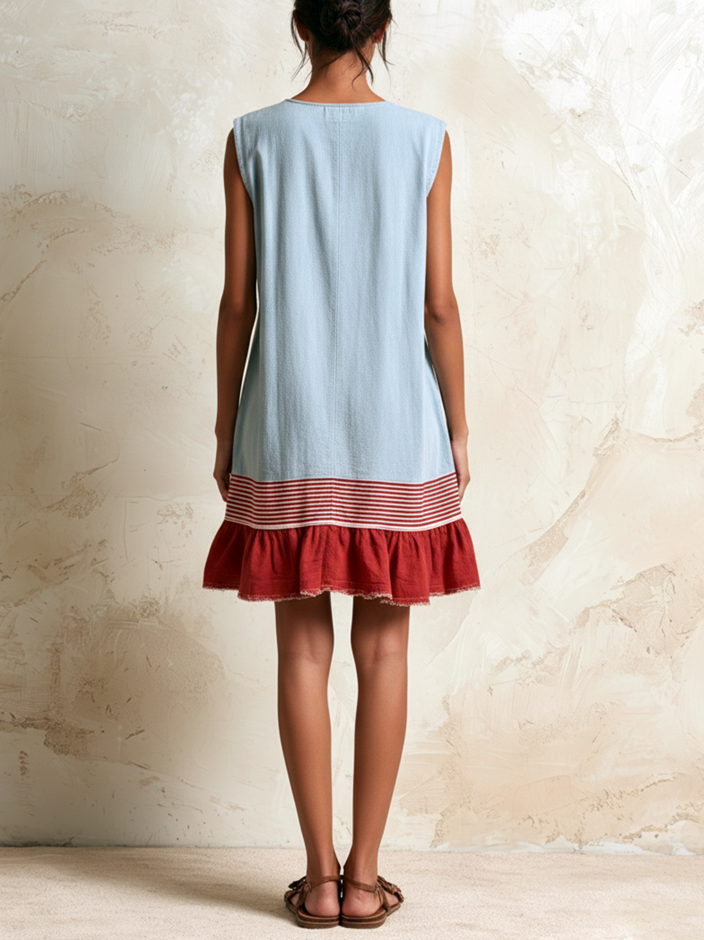 Katia | Vestido túnica azul claro sin mangas con franja roja y dobladillo fruncido