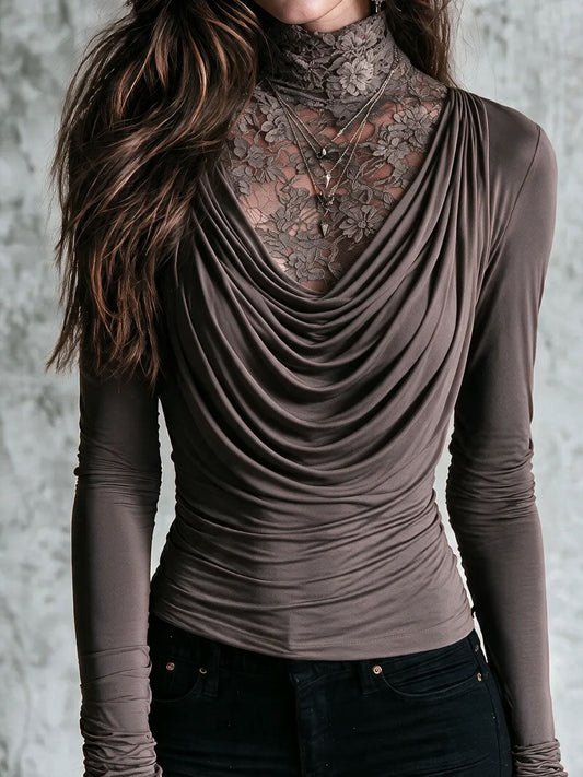 Blusa Boho Dos en Uno Color Taupe con Cuello Alto de Encaje, Cuello Drapeado y Manga Larga