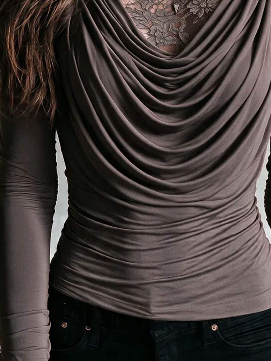 Blusa Boho Dos en Uno Color Taupe con Cuello Alto de Encaje, Cuello Drapeado y Manga Larga