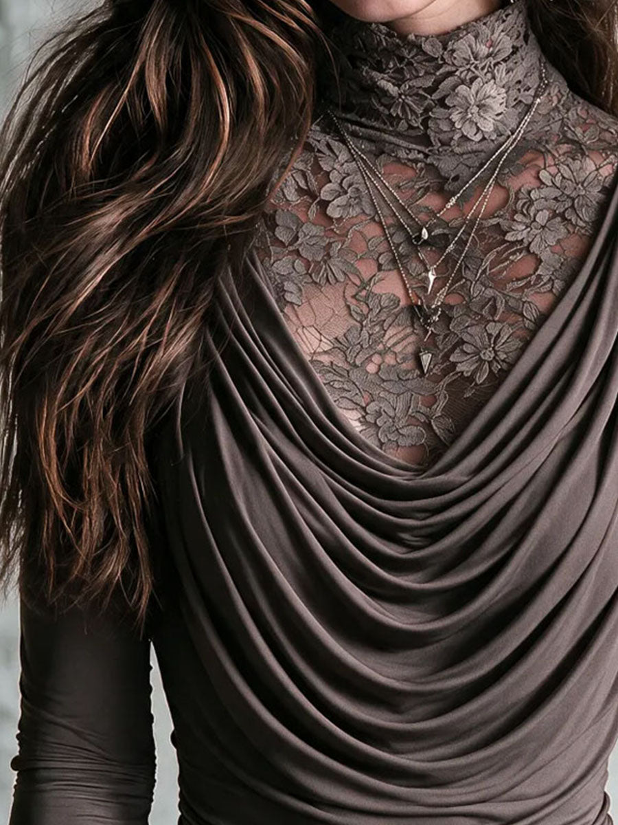 Blusa Boho Dos en Uno Color Taupe con Cuello Alto de Encaje, Cuello Drapeado y Manga Larga