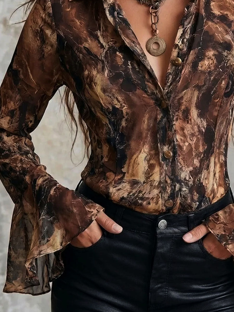 Blusa Boho de Chifón con Estampado Abstracto en Tonos Tierra y Manga Acampanada
