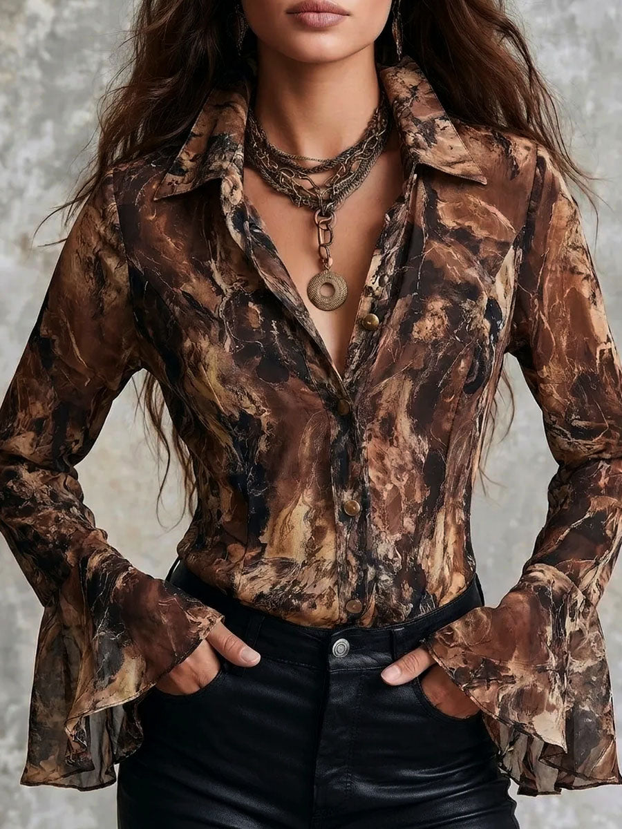 Blusa Boho de Chifón con Estampado Abstracto en Tonos Tierra y Mangas Acampanadas