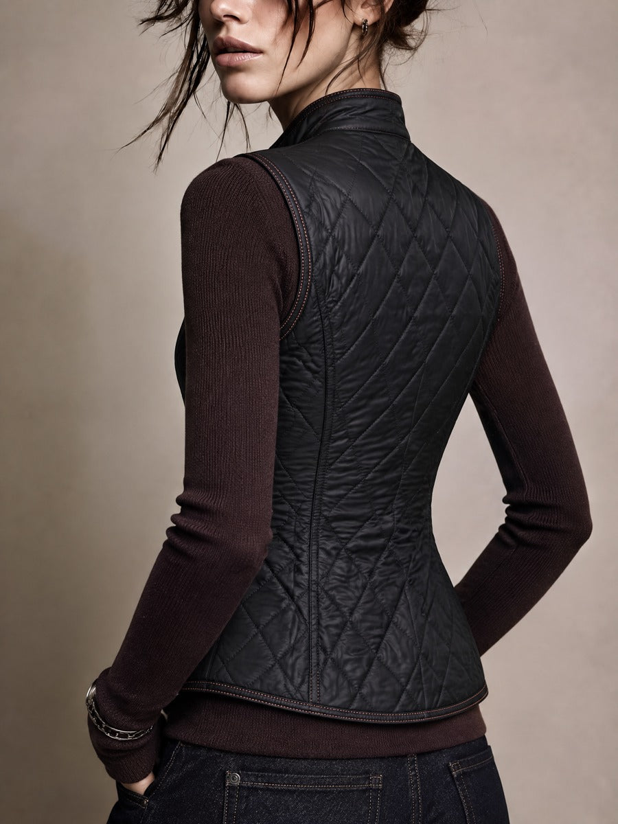 Chaleco Acolchado para Mujer con Pespunte de Rombos y Tapeta Asimétrica con Botones Metálicos