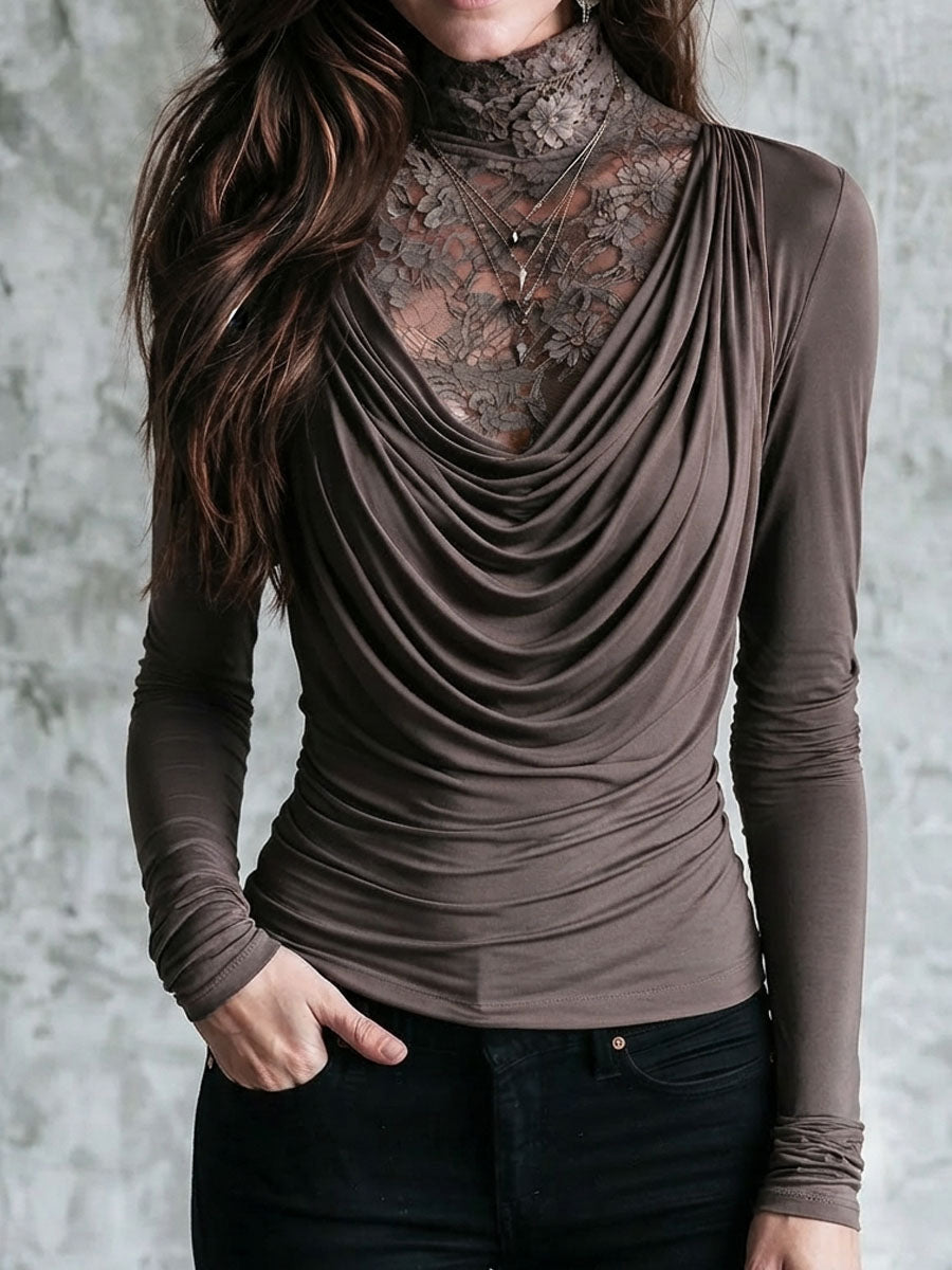 Blusa Boho Dos en Uno Color Taupe con Cuello Alto de Encaje, Cuello Drapeado y Manga Larga