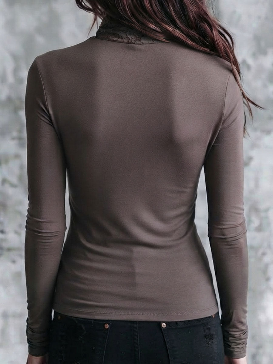 Blusa Boho Dos en Uno Color Taupe con Cuello Alto de Encaje, Cuello Drapeado y Manga Larga