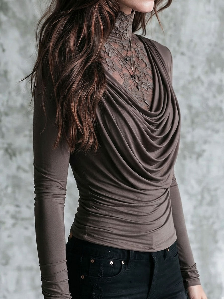 Blusa Boho Dos en Uno Color Taupe con Cuello Alto de Encaje, Cuello Drapeado y Manga Larga