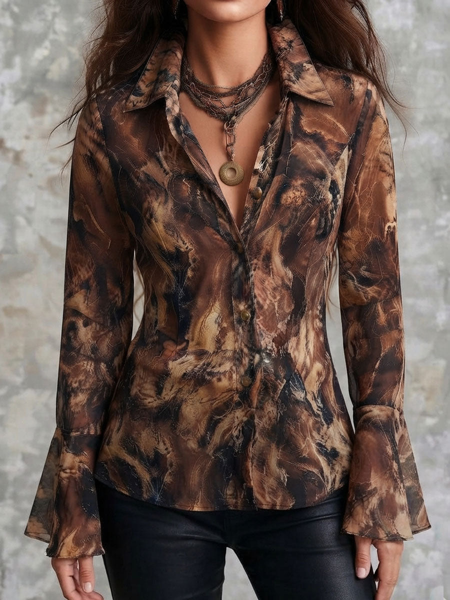 Blusa Boho de Chifón con Estampado Abstracto en Tonos Tierra y Manga Acampanada
