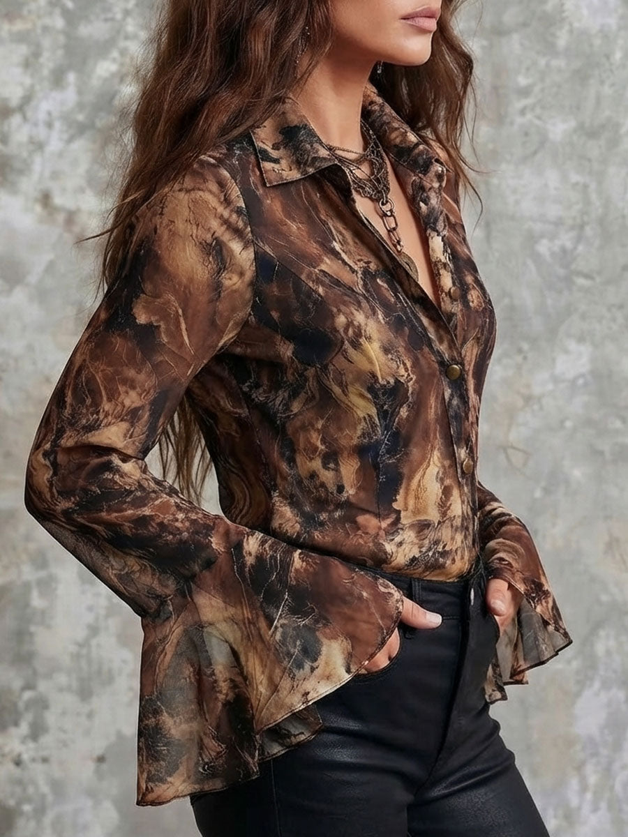 Blusa Boho de Chifón con Estampado Abstracto en Tonos Tierra y Mangas Acampanadas