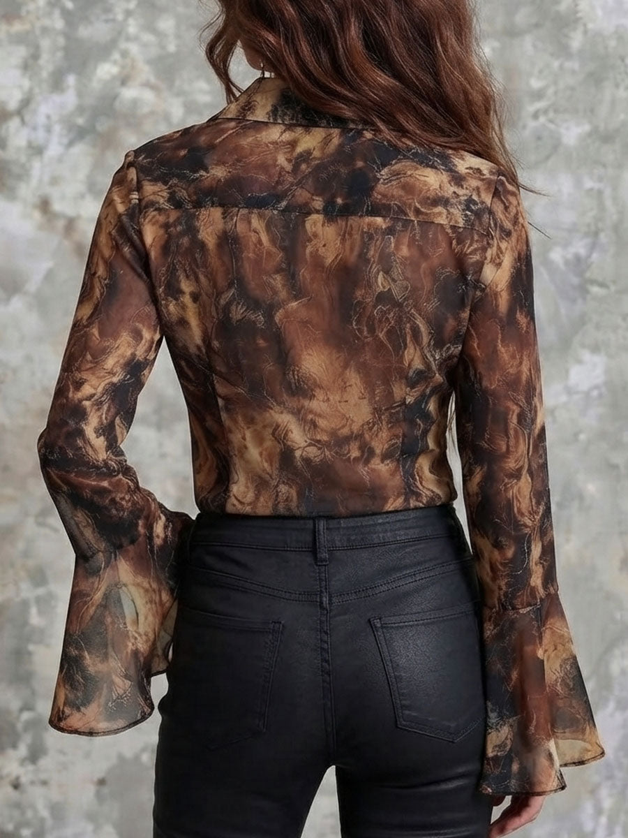 Blusa Boho de Chifón con Estampado Abstracto en Tonos Tierra y Manga Acampanada