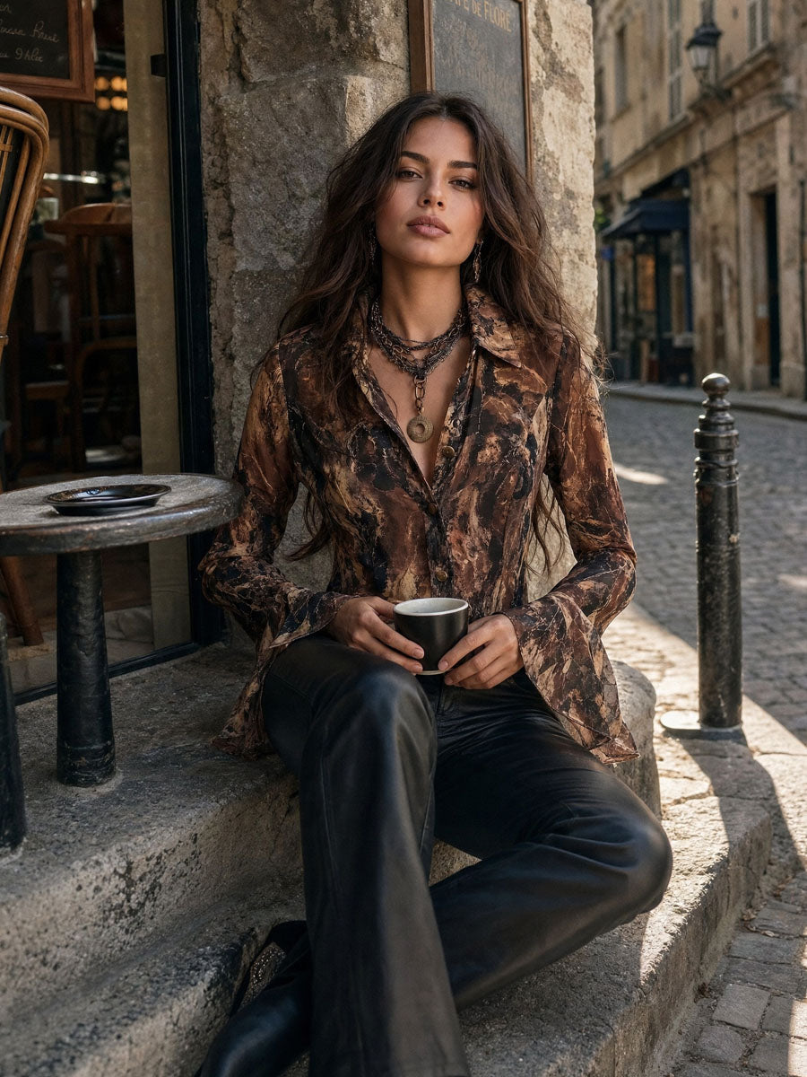 Blusa Boho de Chifón con Estampado Abstracto en Tonos Tierra y Manga Acampanada
