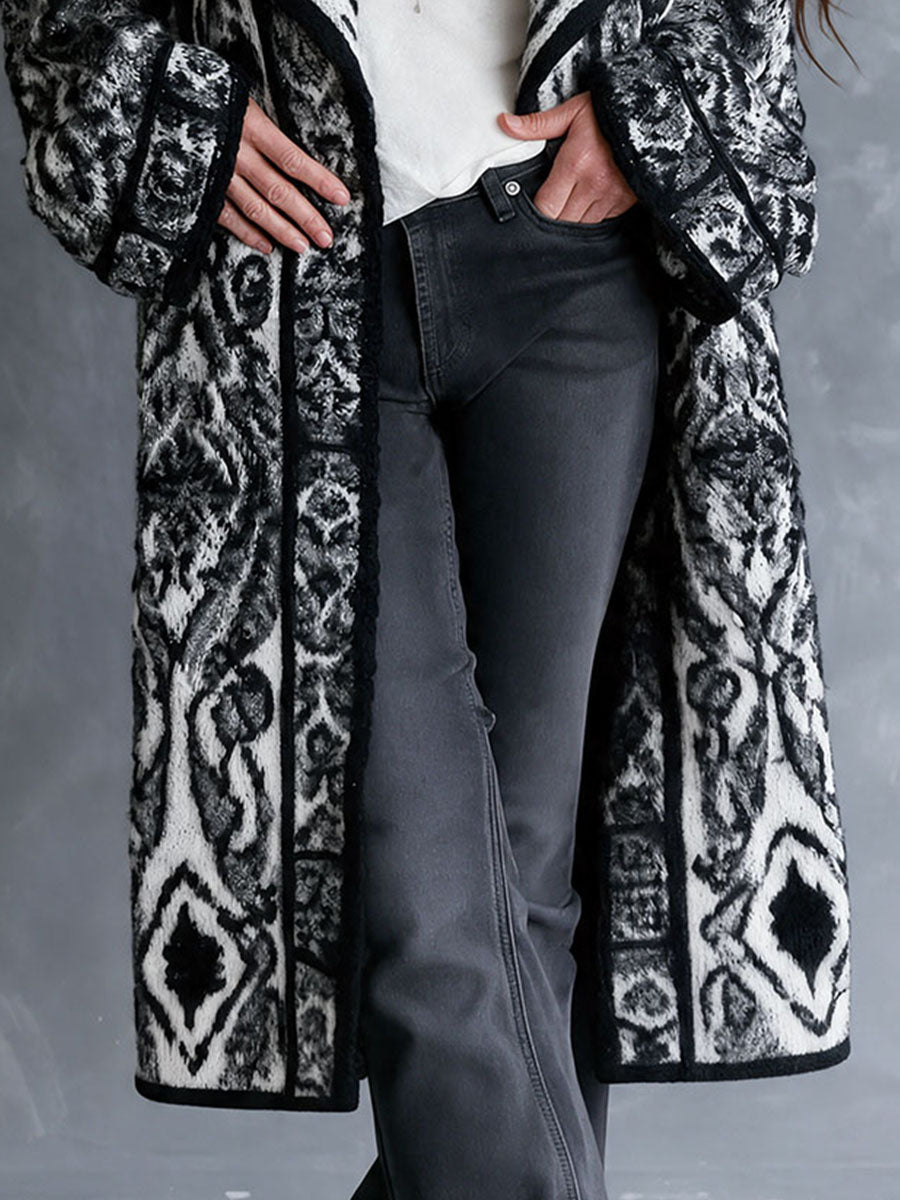 Abrigo Maxi de Punto Vintage Blanco y Negro Estilo Tribal Nómada con Cuello Chal Ancho