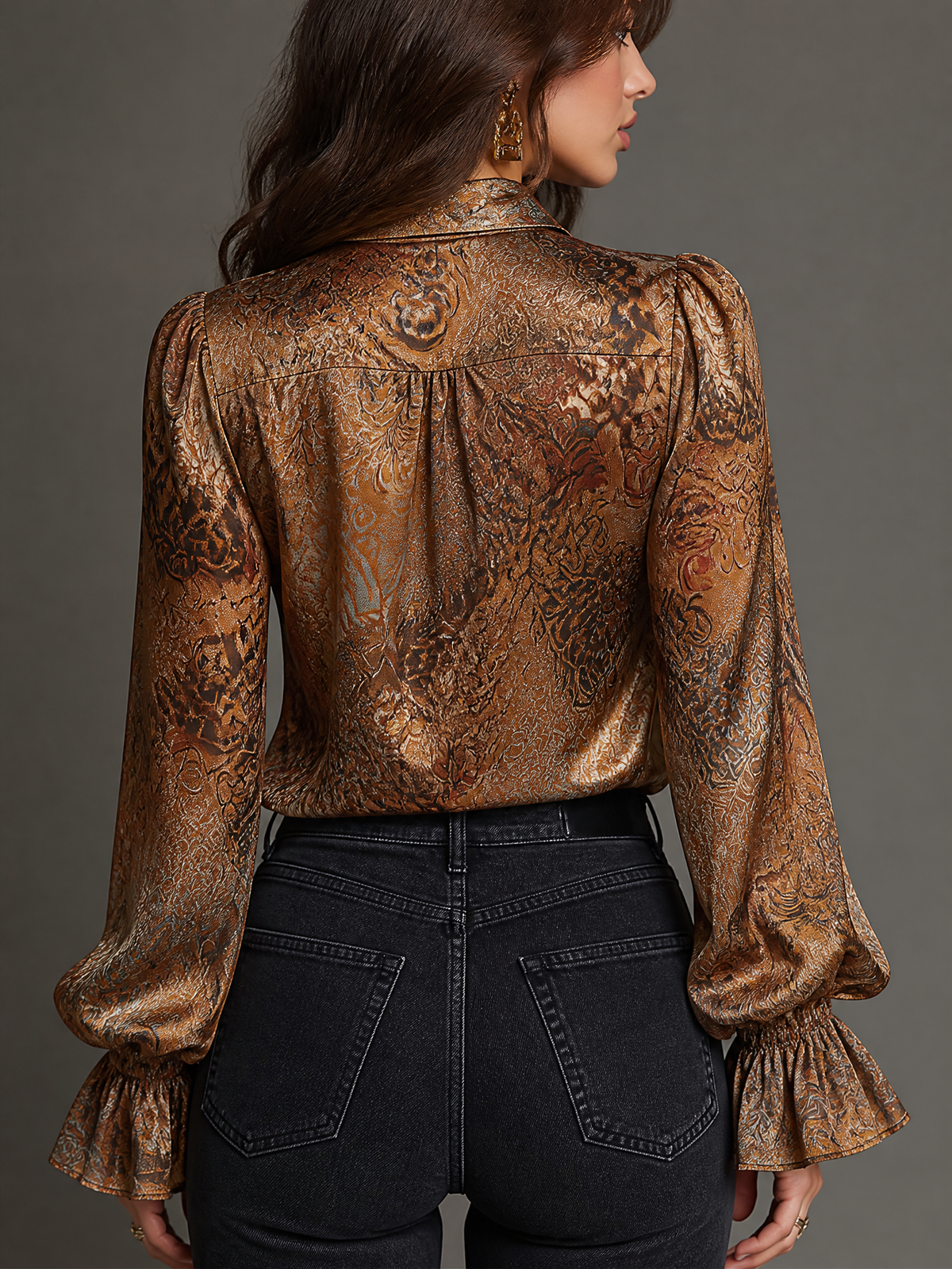 Blusa Vintage de Satín con Estampado de Cachemira, Olanes y Cuello en V