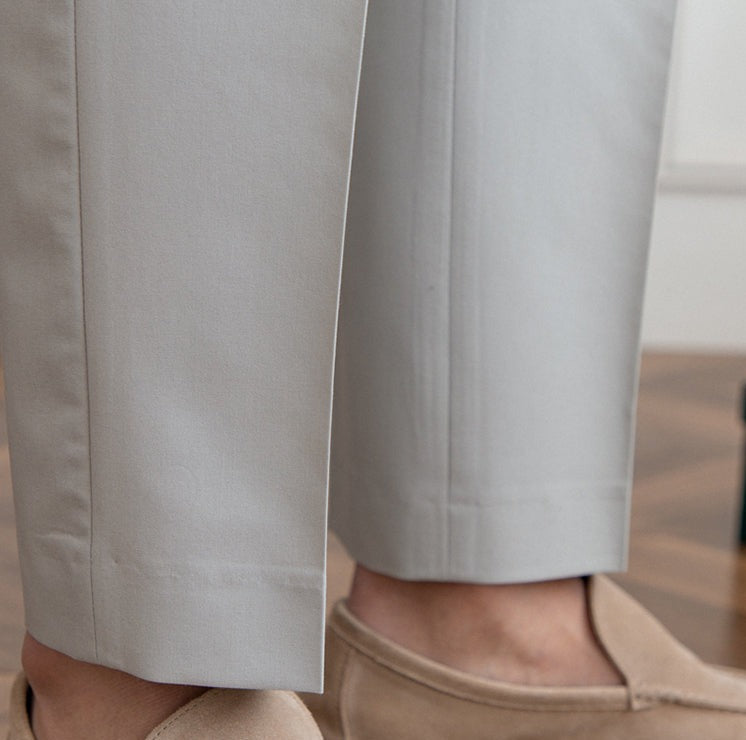 Pantalón "Capri" Gurkha con Pliegue, Corte Recto