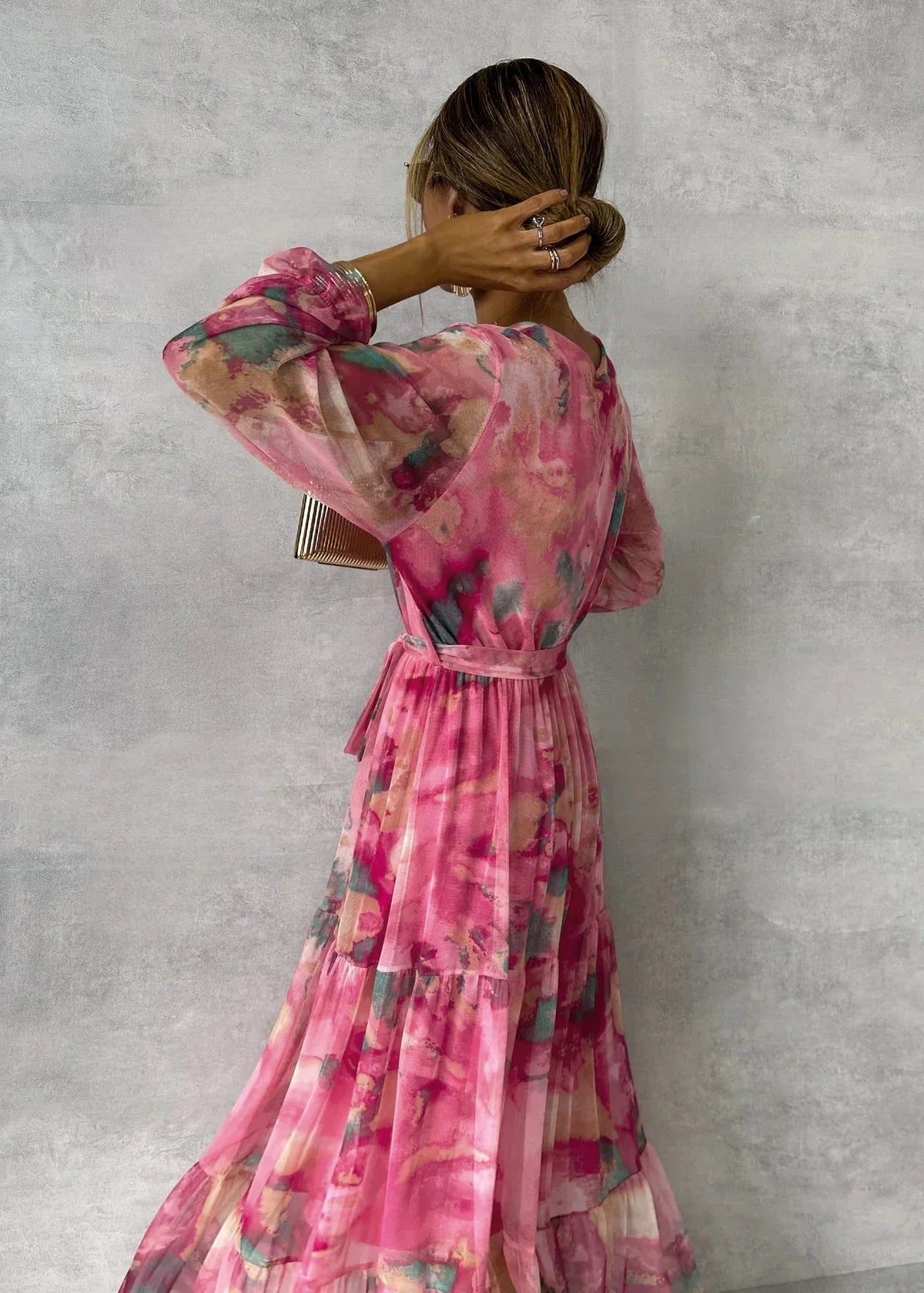 ZOEY | Vestido Cruzado Floral Vibrante con Silueta de Capas Favorecedora
