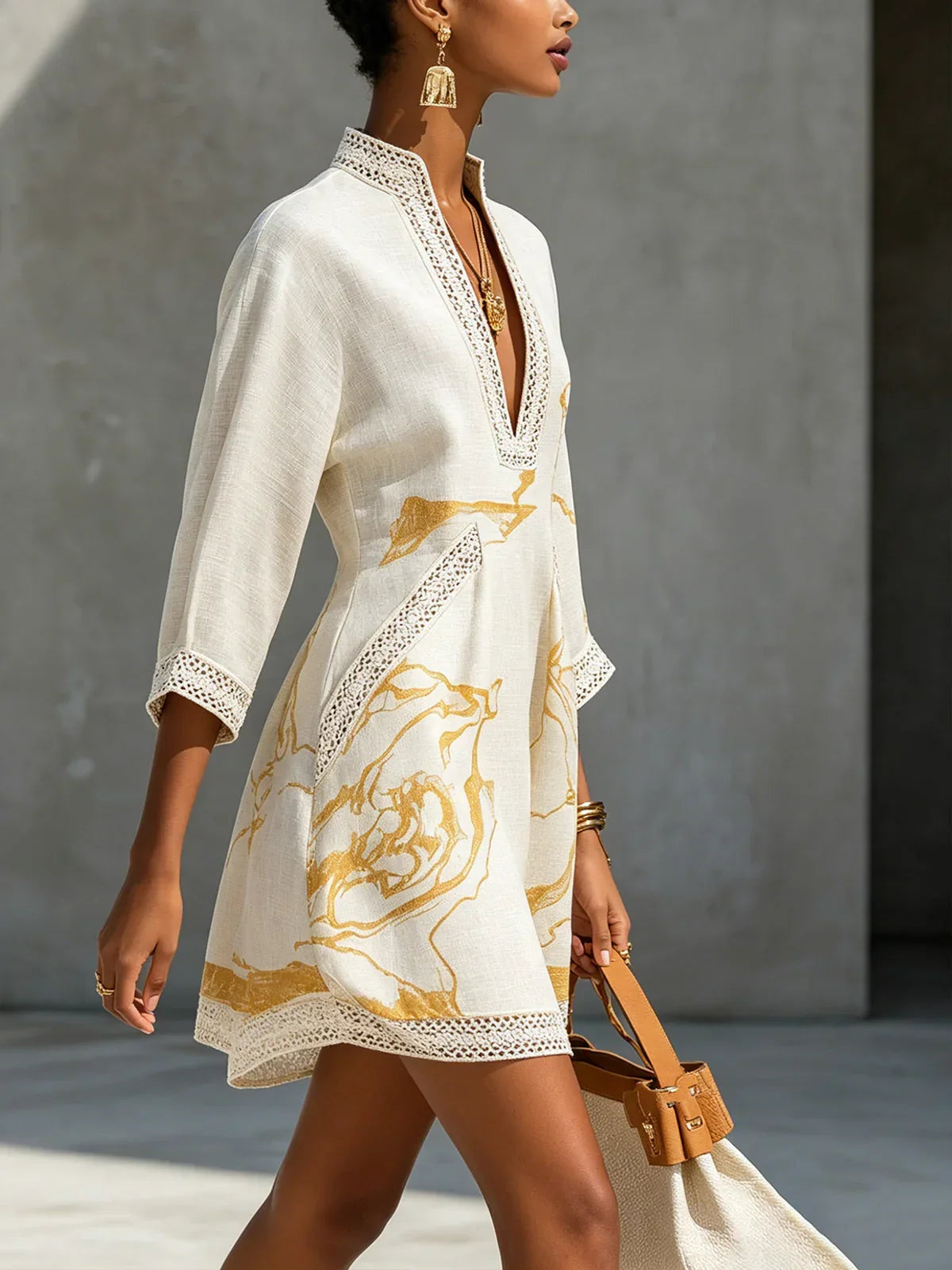 Renata - Vestido corto de encaje con estampado dorado y escote en V profundo