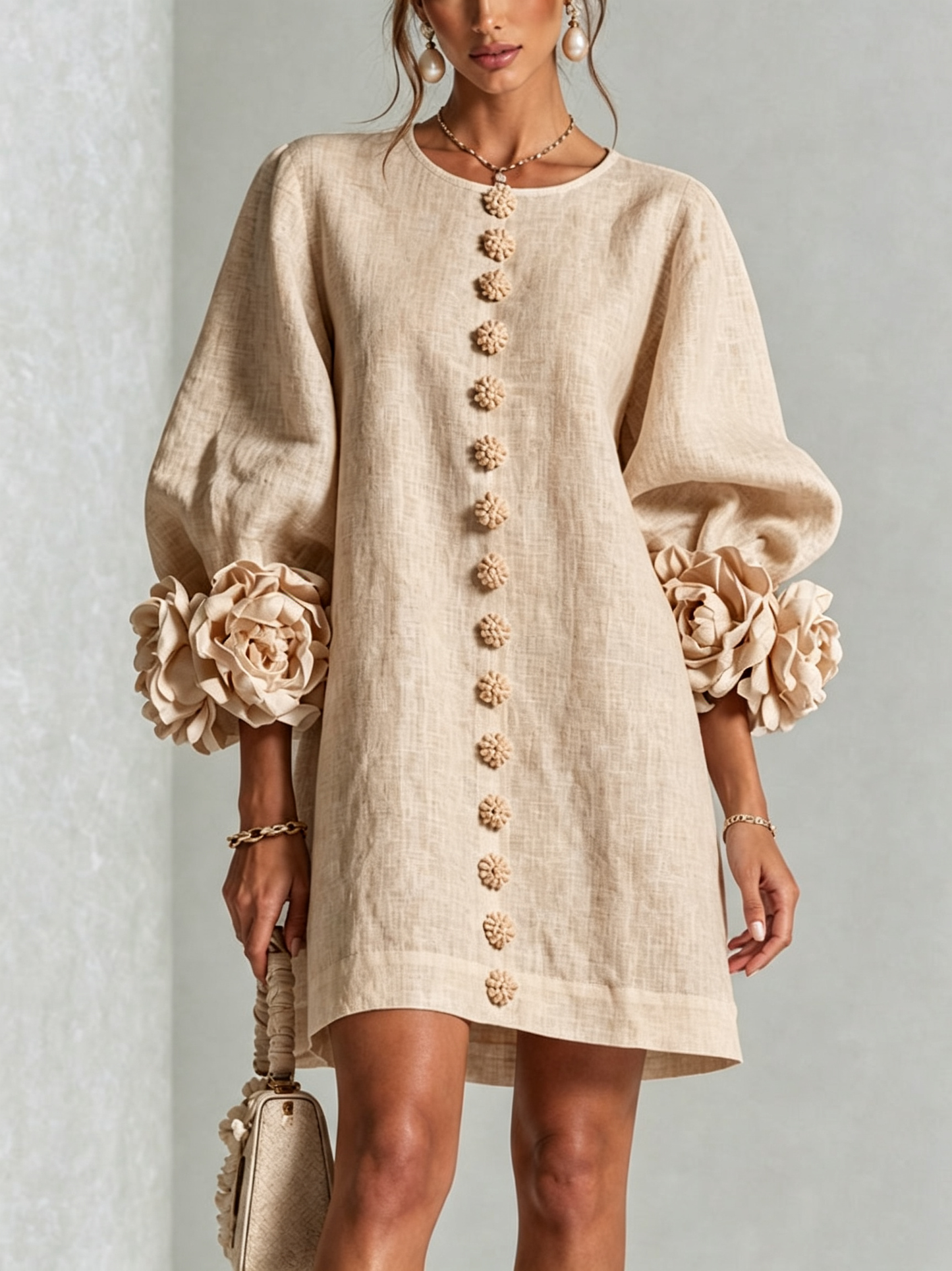 Vestido Mini Blanco con Botones de Flores y Mangas Florales Extravagantes