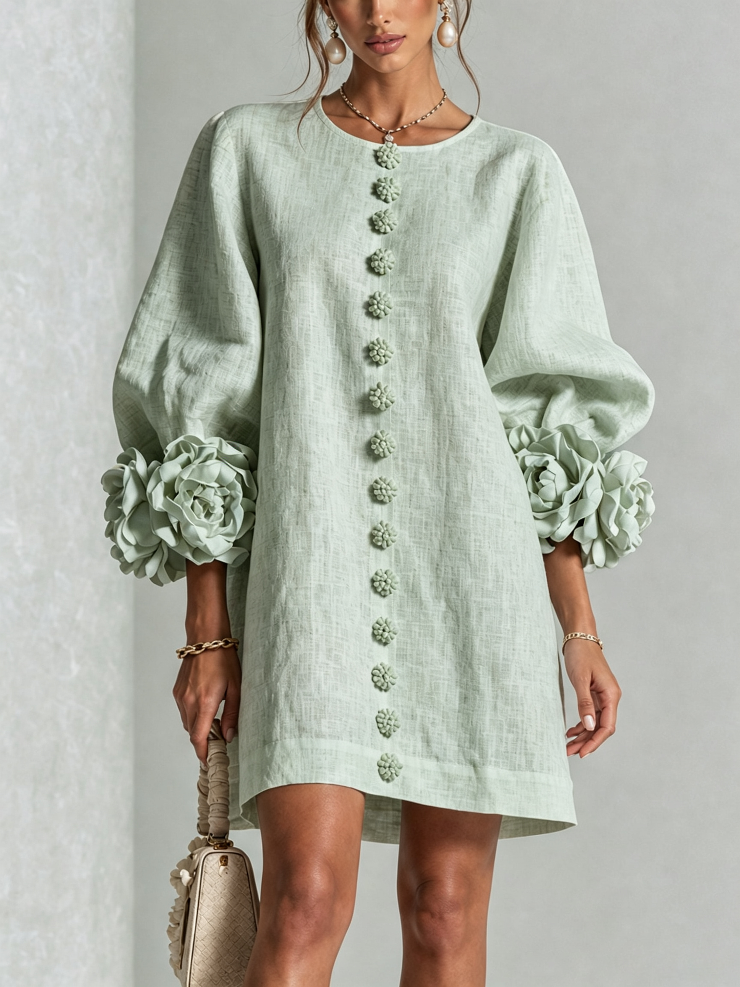 Vestido Mini Blanco con Botones de Flores y Mangas Florales Extravagantes
