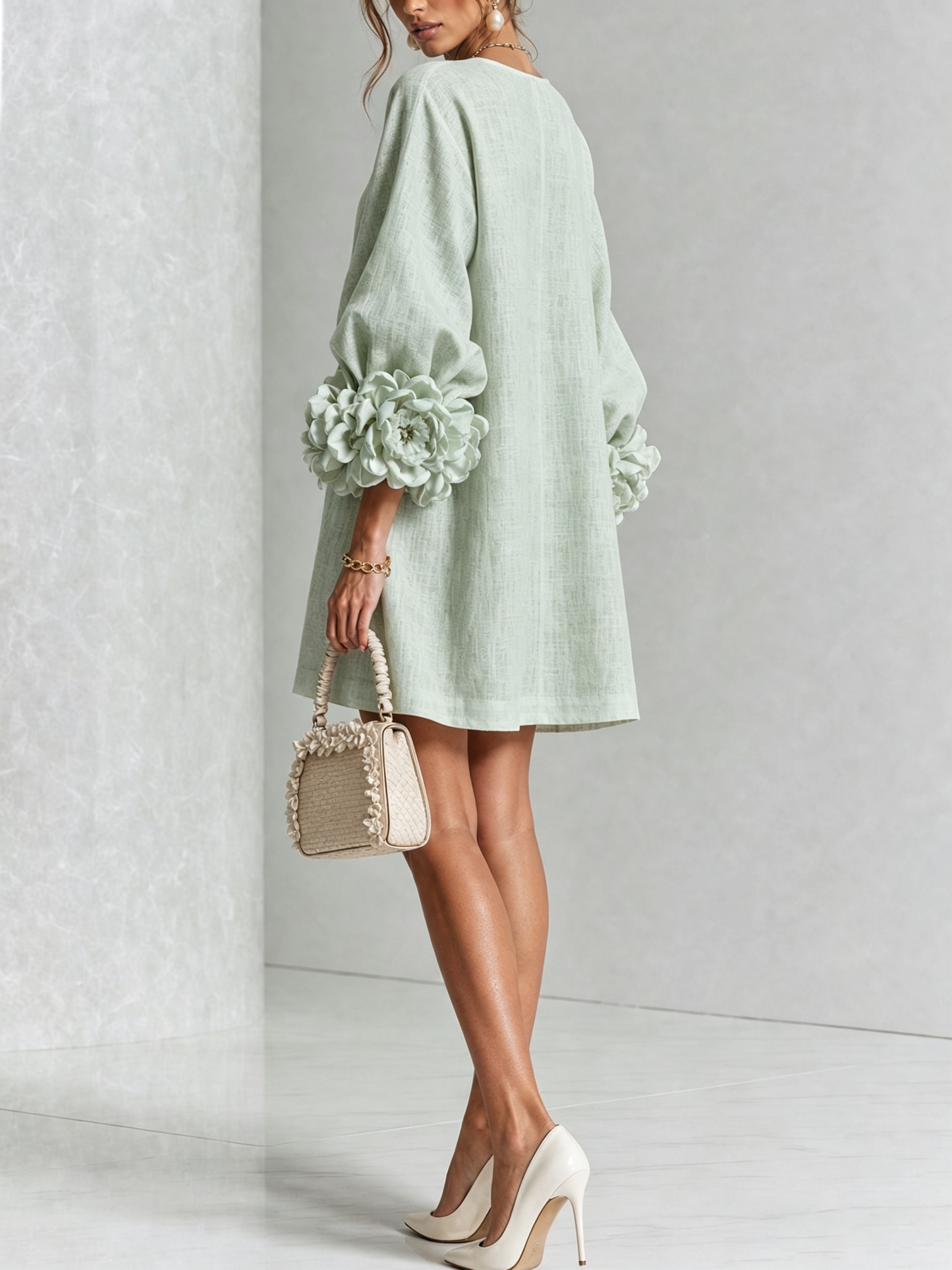 Vestido Mini Blanco con Botones de Flores y Mangas Florales Extravagantes