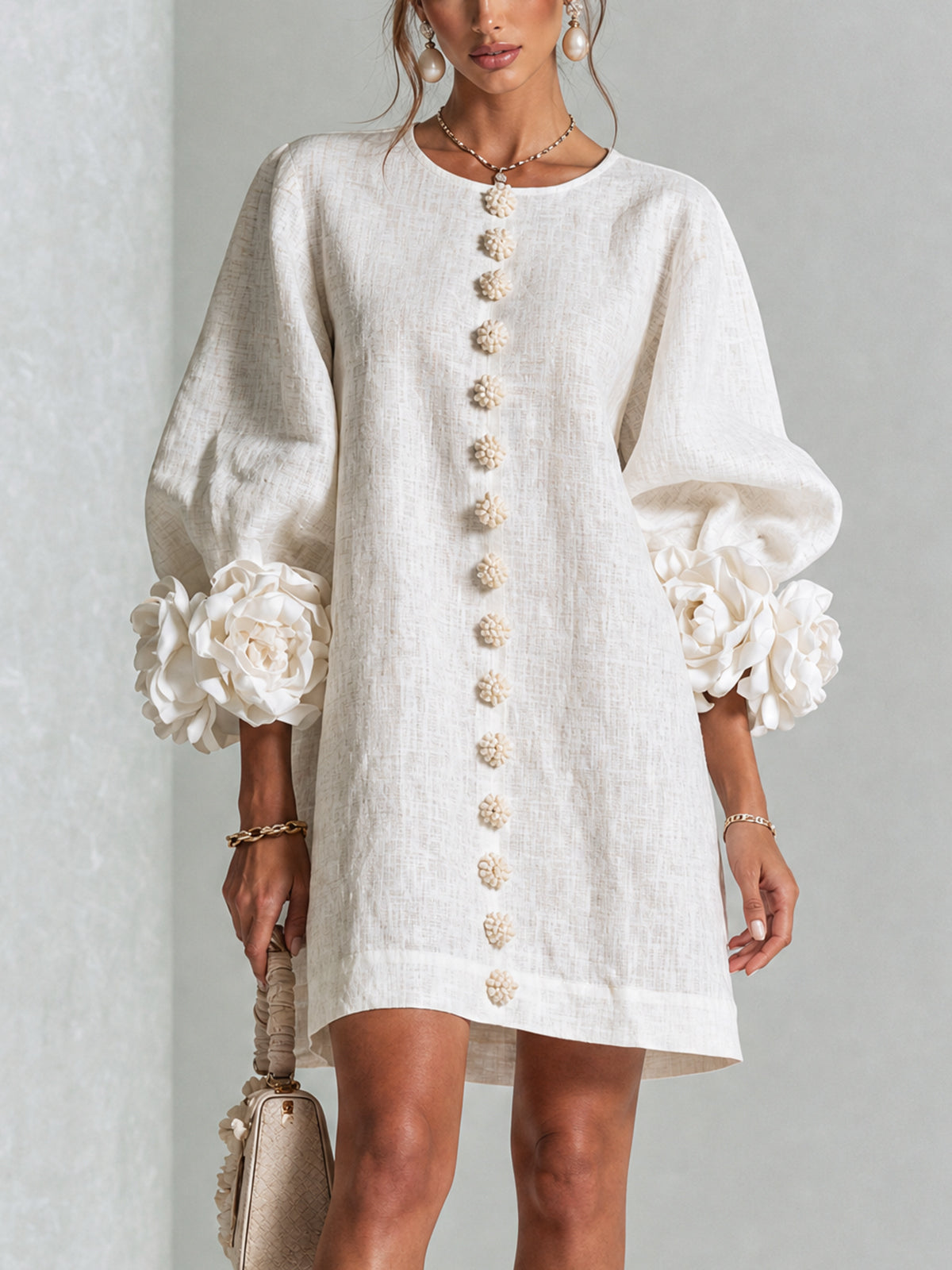 Vestido Mini Blanco con Botones de Flores y Mangas Florales Extravagantes