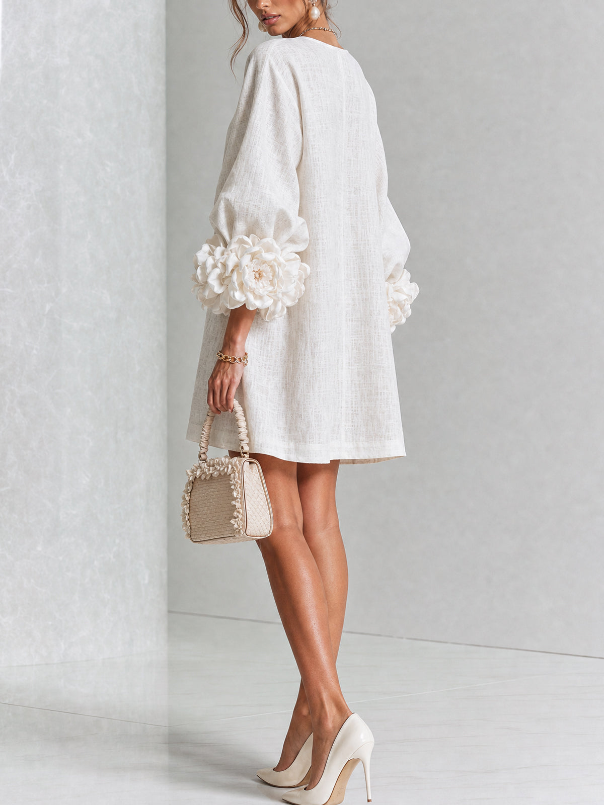 Vestido Mini Blanco con Botones de Flores y Mangas Florales Extravagantes