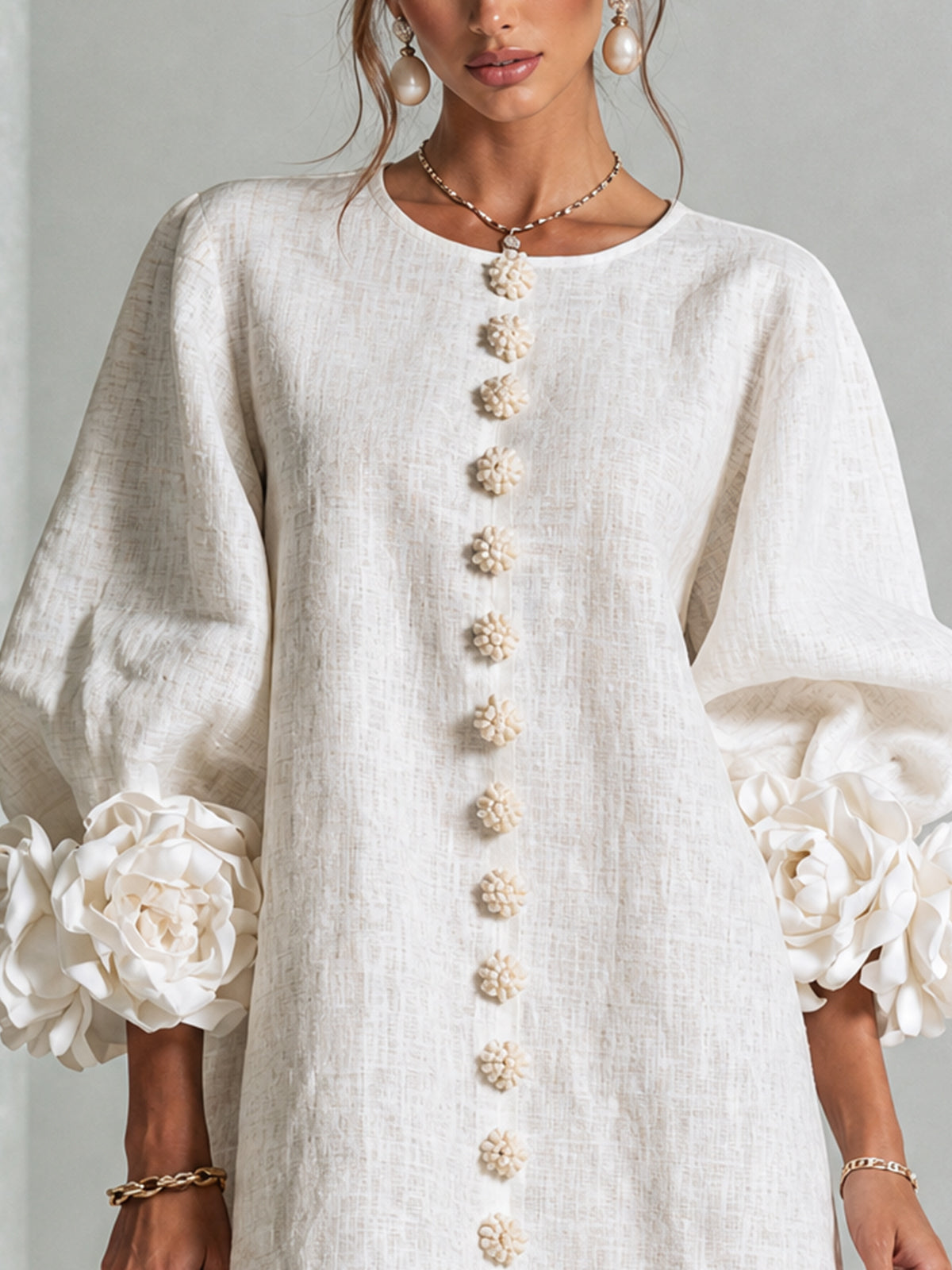 Vestido Mini Blanco con Botones de Flores y Mangas Florales Extravagantes