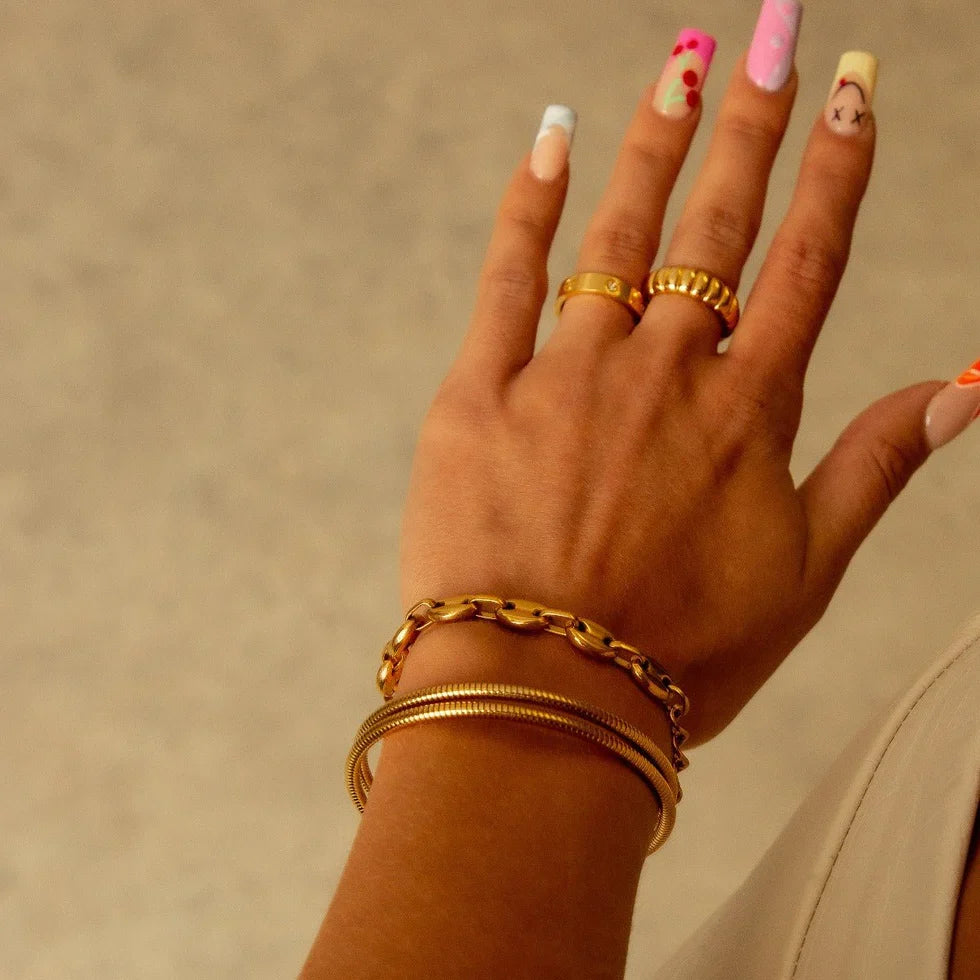 Amanda | Pulsera espiral triple bañada en oro de 18 quilates